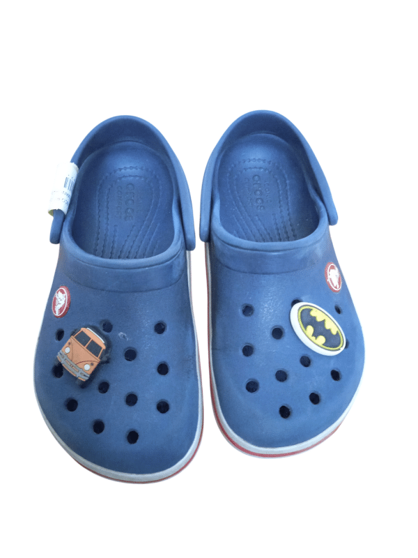 CROCS AZUL BCO ROJO PIN BATMAN CAMION C 11- T 28 MANCHAS RASP