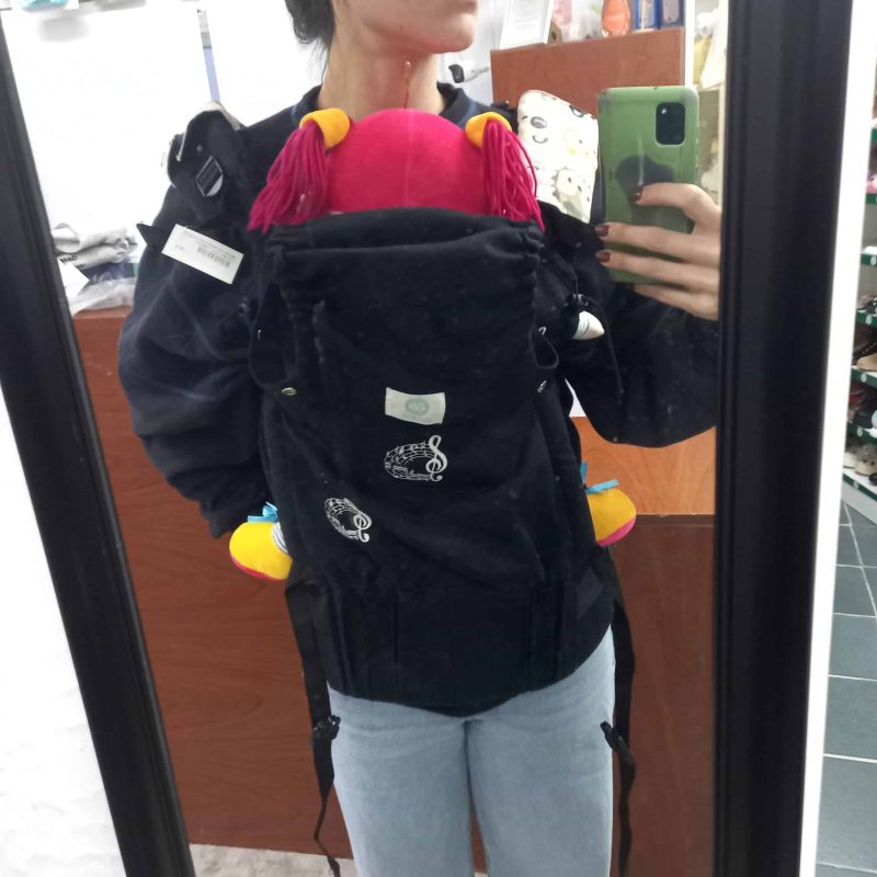 MOCHILA ERGONOMICA AUPA NEGRA CON NOTAS MUSICALES Y ANIMALES