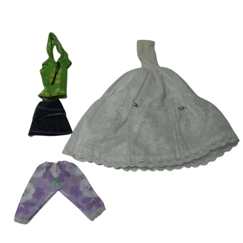 SET DE 4 PRENDAS PARA MUÑECA BARBIE