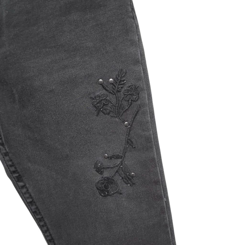 JEAN RECTO NEGRO FLORES BORDADAS B.H T 36 NUEVO - Imagen 2