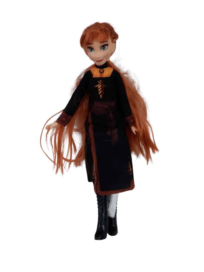 ANA FROZEN CON VESTIDO NEGRO Y BOTAS SIN CAPA