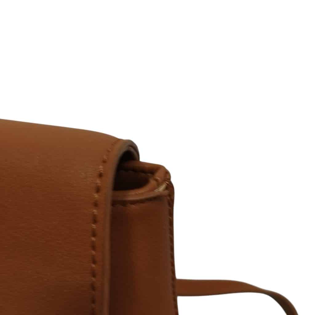 MOCHILA CARTERA MARRON ROTUNDA PEQUEÑO DET EN BORDE - Imagen 3