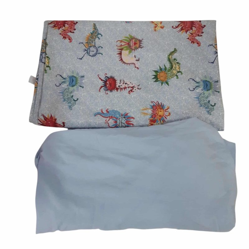 JUEGO DE SABANAS PARA CUNA CELESTE CON MOUNSTRITOS DE COLORES
