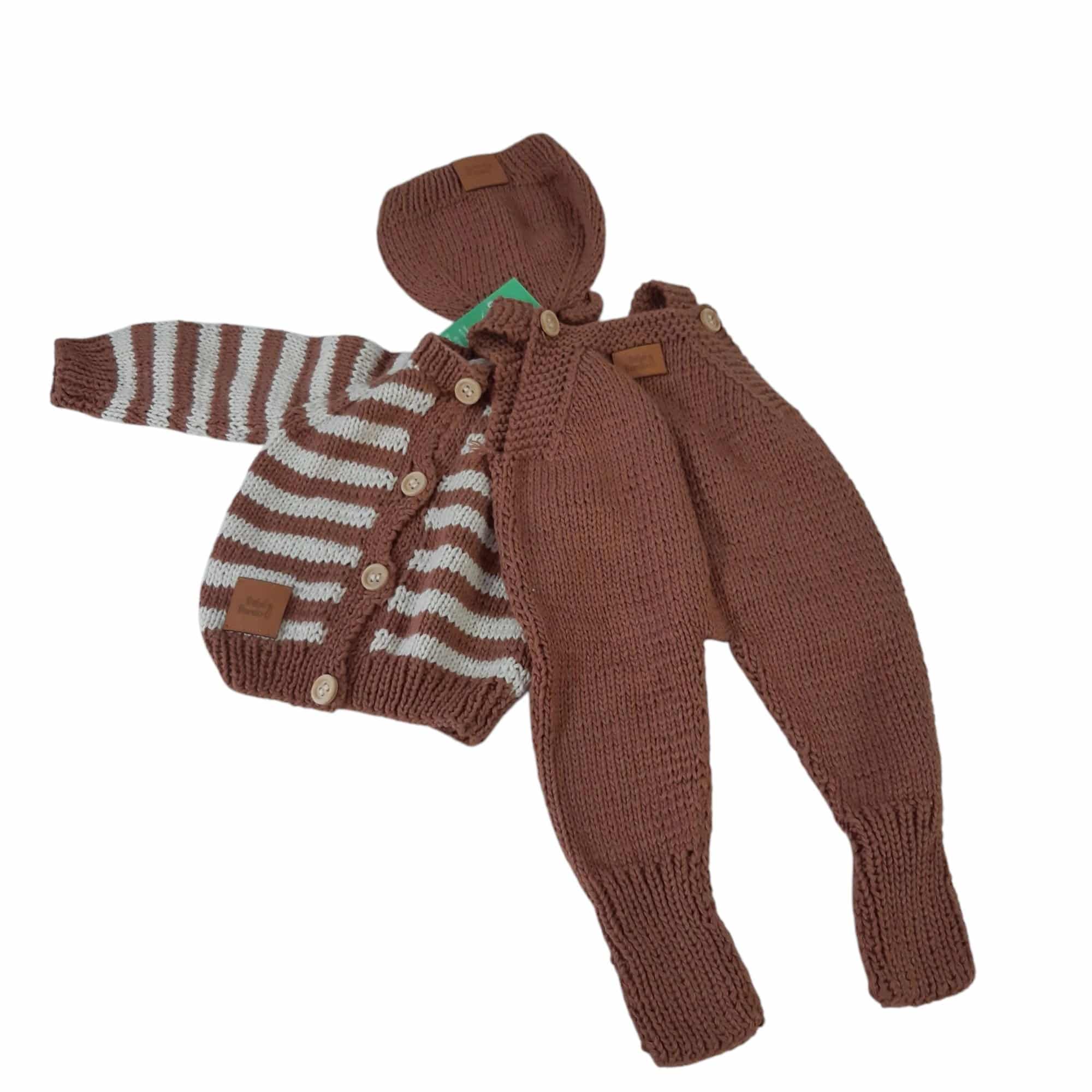 CONJ ENTERITO SACO Y GORRO LANA MARRON BCO BEBE A BORDO T3M APROX