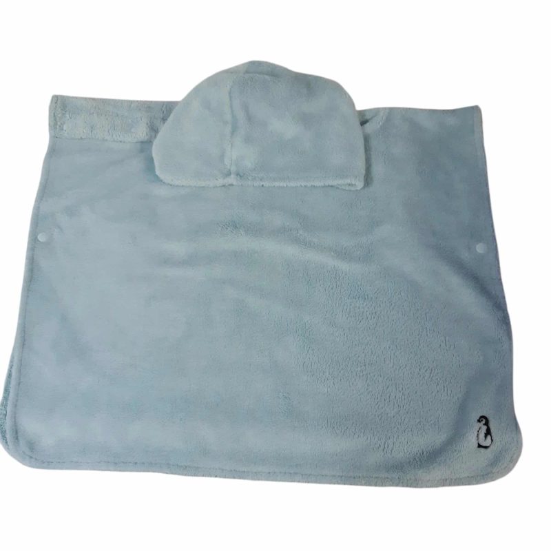 PONCHO PELUDITO CELESTE PINGUINO BORDADO