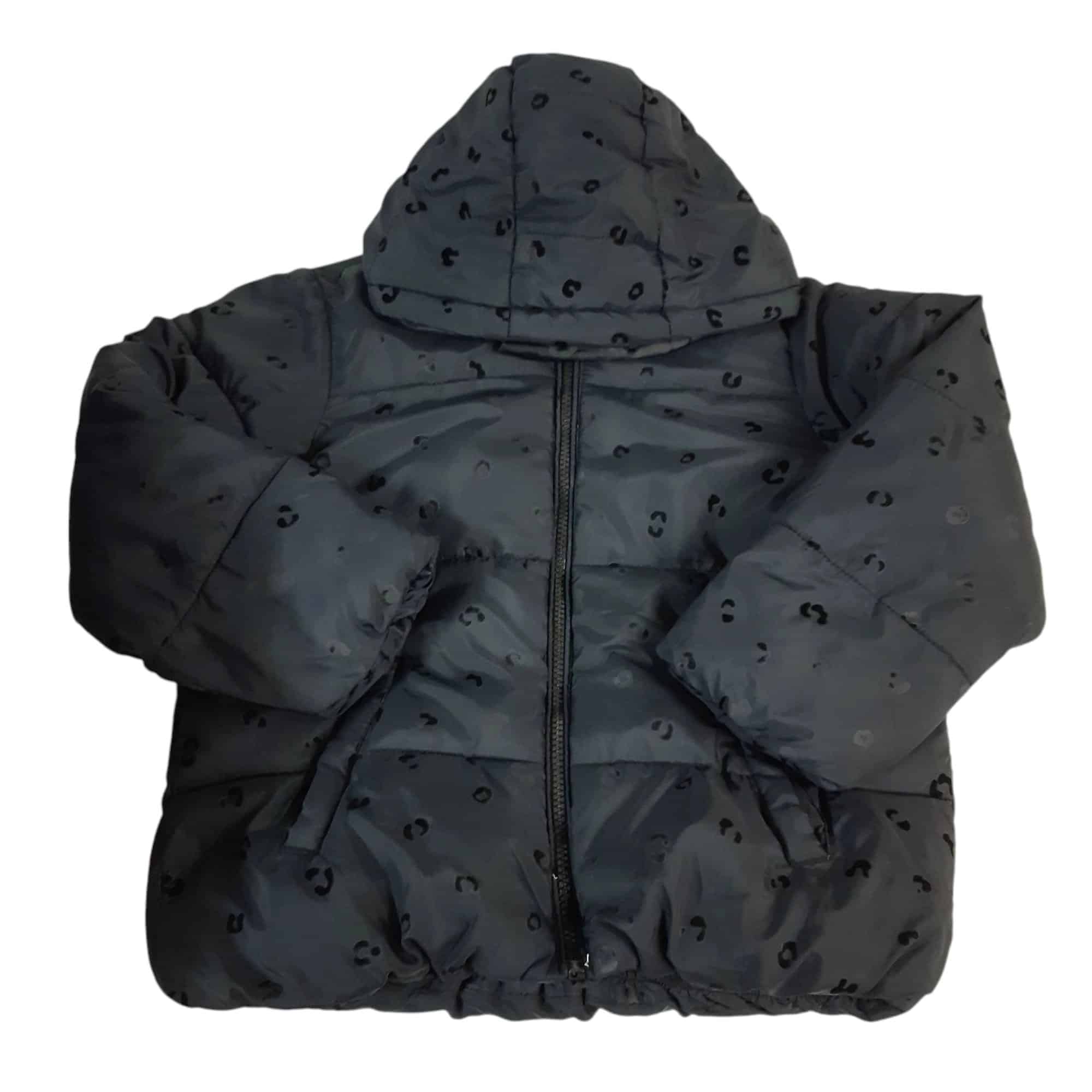 CAMPERA NEGRA CAPUCHA INFLADITA GRUESA PRINT CHEEKY T6