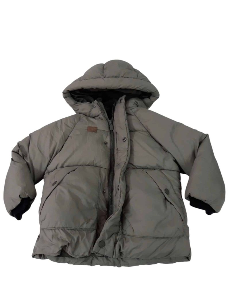 CAMPERA VERDE CAPUCHA FORRADA POLAR ZARA T3/4 MANCHITA