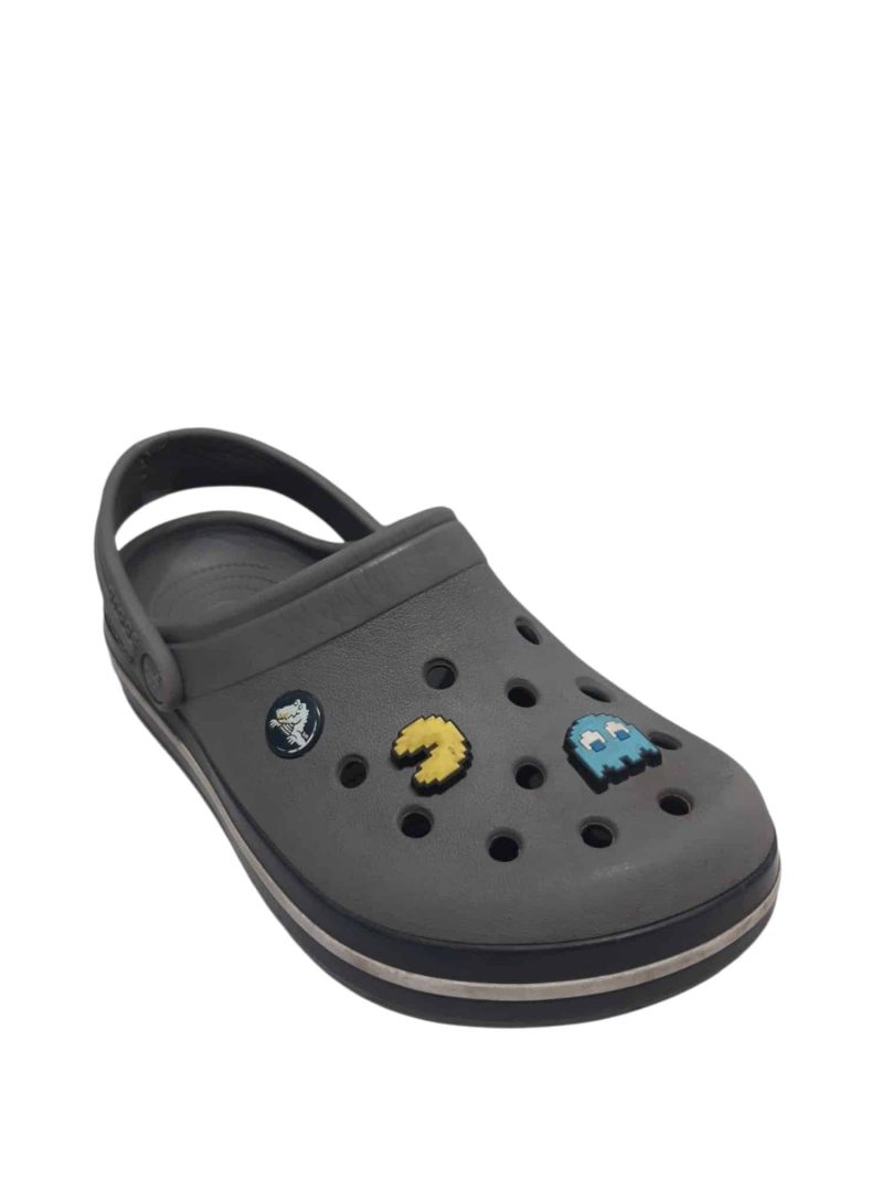 CROCS GRIS NEGRO CON PINES PAC MAN J3 T34 AP