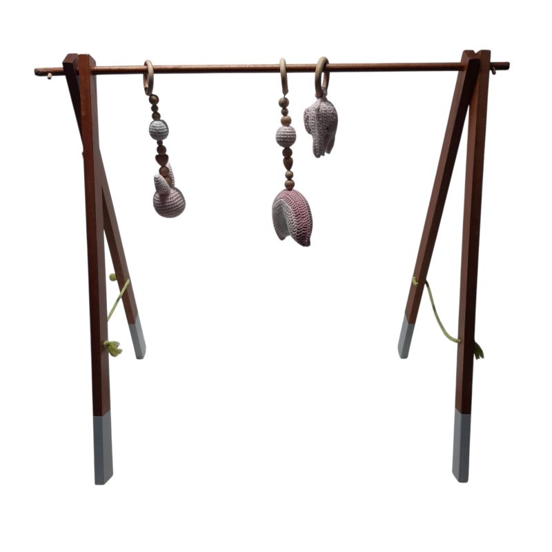 GIMNASIO DE MADERA CON  COLGANTES ROSA CROCHET