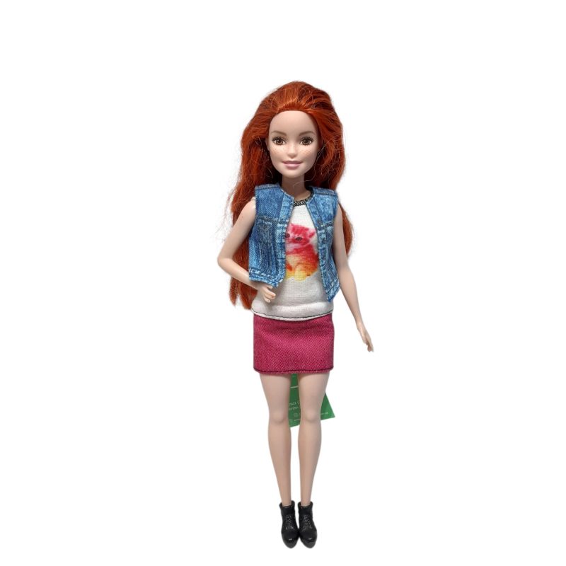 BARBIE PELIRROJA CON GORRO NEGRO CHALECO JEAN PECAS FASHONISTA