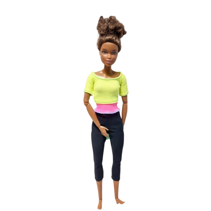 BARBIE ARTICULADA MORENA CON REMERA AMARILLA FLUO Y CALZA NEGRA