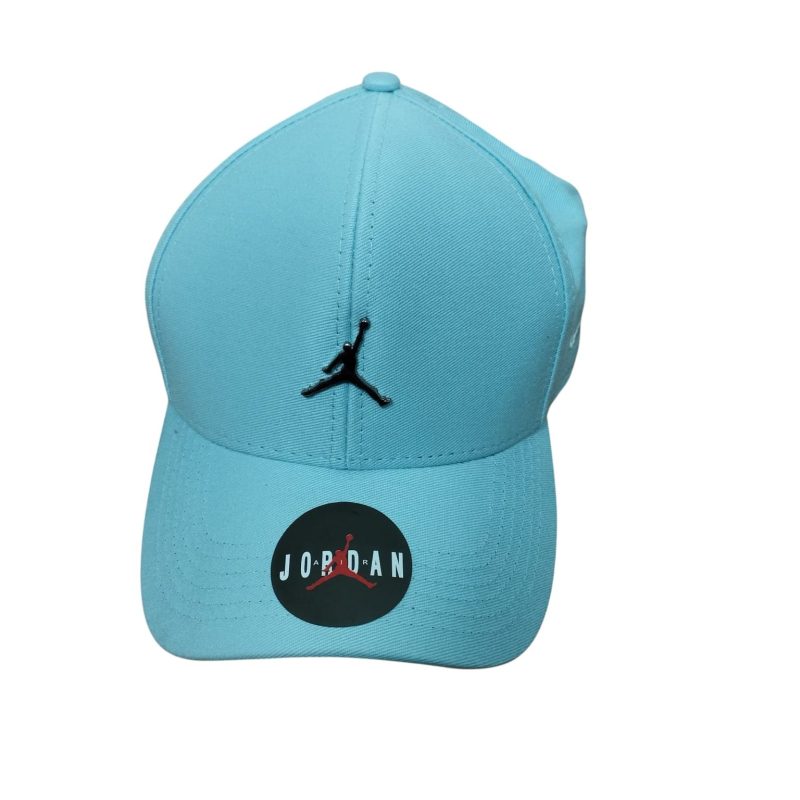 GORRO CON VICERA CELESTE ESTILO JORDAN