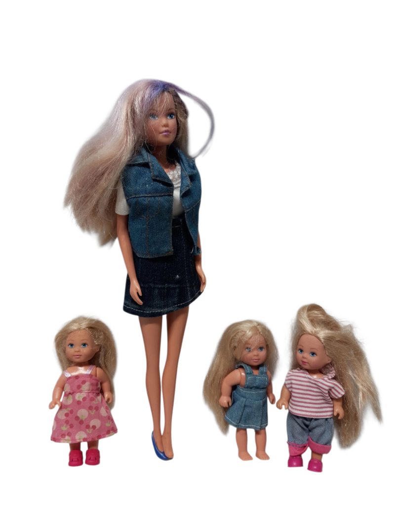 MUÑECA SIMBA + 3 MUÑECAS CHICAS CHALECO JEAN ZAPATOS AZULES
