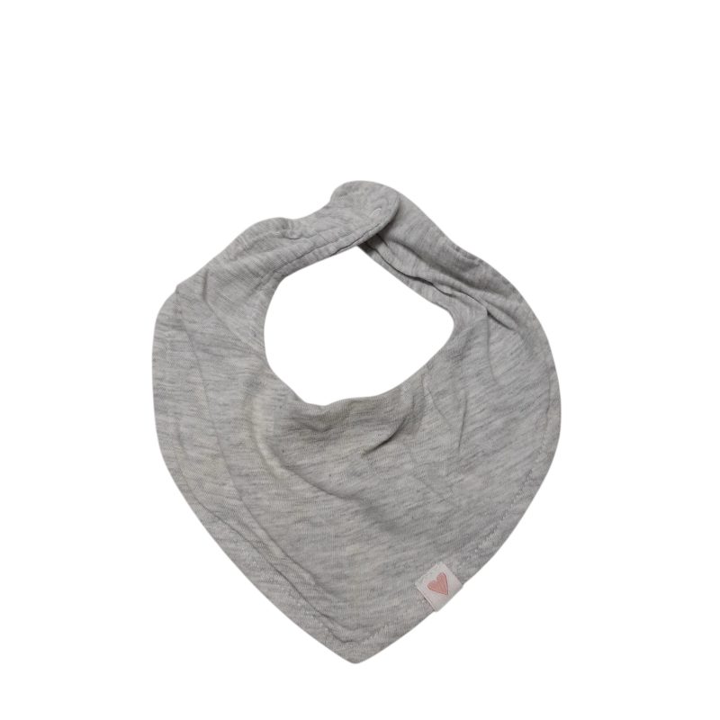 BABERO BANDANA GRIS ALG ETIQ CORAZON ROSA SIN MARCA