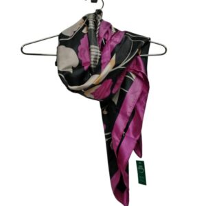PAÑUELO SATEN NEGRO FUCSIA FLORES CUADRILLE