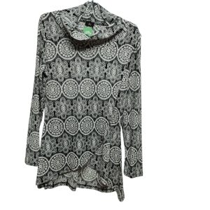 POLERA CUELLO GRANDE BLANCA NEGRA FLORES CRUZADA BASIC SKIN TM AP