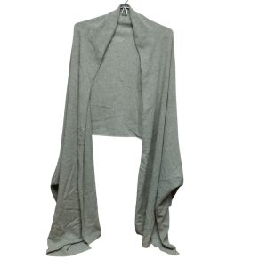 RUANA DE LANA GRIS CON MANGUITAS
