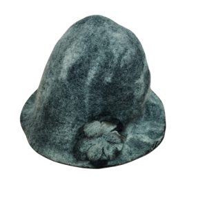 GORRO PAÑO GRIS NEGRO APLIQUE FLOR UNDER A HAT