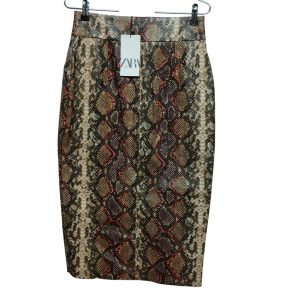 POLLERA CUERINA PIEL SERPIENTE BOTONES ZARA TS NUEVA