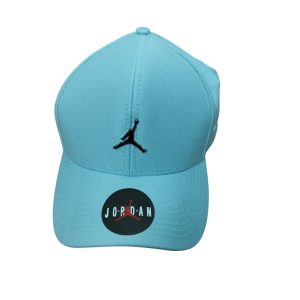 GORRO CON VICERA CELESTE ESTILO JORDAN