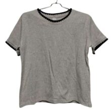 REMERA GRIS CUELLO BORDADO NEGRO TL