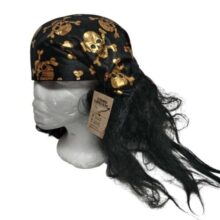 SOMBRERO BANDANA PIRATA PELUCA NEGRA CALAVERAS DORADAS