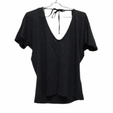 REMERA NEGRA ESCOTE V PIOLAS ESPALDA SIN GRIFA TM AP