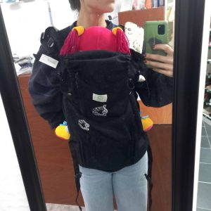 MOCHILA ERGONOMICA AUPA NEGRA CON NOTAS MUSICALES Y ANIMALES