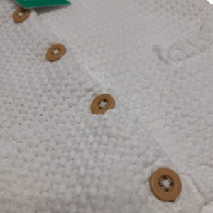 SACO LANA BLANCO TEJIDO BOTONES MADERA CARTERS T6M