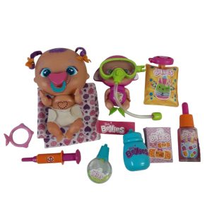 MUÑECA BELLIES CON ACCESORIO Y UNA CHIQUITA