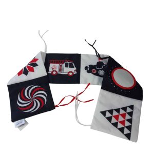 LIBRO DE TELA BCO Y NEGRO CON DETALLES ROJOS JOLLYBABY MCH PARA ATAR