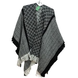 RUANA TEJIDA BCO NEGRO FLECOS LOLITA