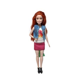 BARBIE PELIRROJA CON GORRO NEGRO CHALECO JEAN PECAS FASHONISTA