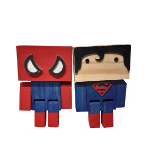 DOS PEROSNAJES DE MADERA SUPERMAN Y SPIDER ESTILO ROBOTS